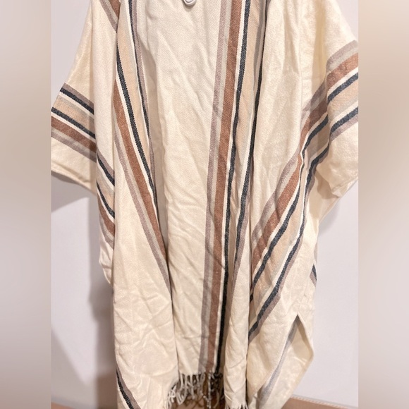 New Steve Madden Women's Striped Puffcho Tan)sweater, top, cold weather, shirt - Picture 4 of 7